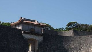 首里城を守る美しい門と城壁