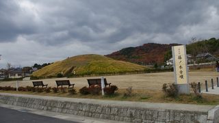 2人の埋葬者がいる６世紀後半の円墳。