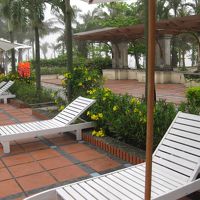 プールサイドでのんびりしたい。