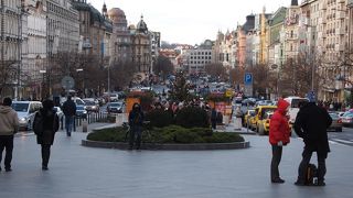 ヴァーツラフの騎馬像が見下ろしている