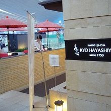 傘が雰囲気を演出しています