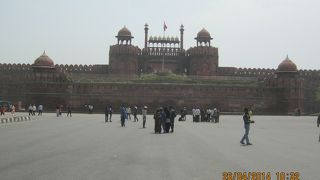 ムガール帝国5代シャージャーハンが造営を始めました。