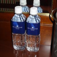サービスのお水。　水道水が飲めるといっても、半信半疑なのかな