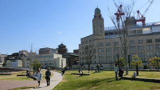 緑青色のドームがシンボル