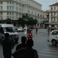 窓際のソファから見えたのは小雨の中、カップルが写真撮影 