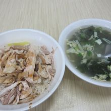 鶏肉飯とスープ