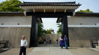 門名は見事な桜並木があったのが由来