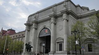 映画ナイトミュージアムの舞台、世界有数の展示規模。