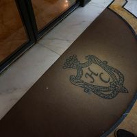 外観撮り忘れた。これは自動ドア前のマットです。