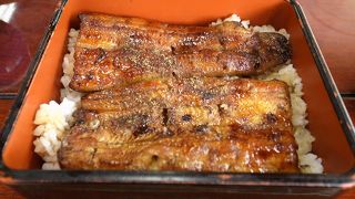 本店は重厚な店構えです。