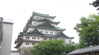 しゃちほこに乗って写真が撮れます。