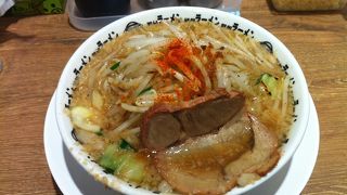 注文時には「豚野郎!一丁」。出来上がると「豚野郎!お待ちどう様!」