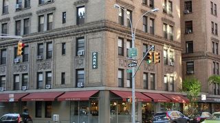 アッパーイーストサイドにあるディーンアンドデルーカ、サンドイッチなどのイートインもあり。