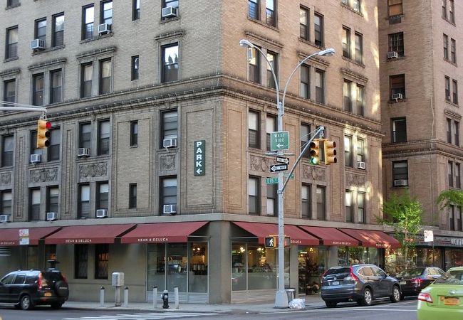アッパーイーストサイドにあるディーンアンドデルーカ、サンドイッチなどのイートインもあり。