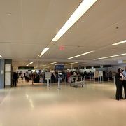 Unitedのハブ空港、広いがアクセスがやや悪い。設備も貧弱。