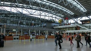 近代的な空港、鉄道が直結で便利。
