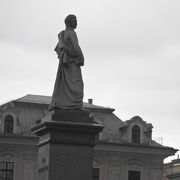 中央広場に立つ哲学者風の銅像