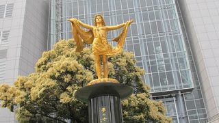 黄金の像がありました。