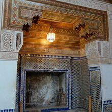 ゼリージュと漆喰彫刻の装飾。