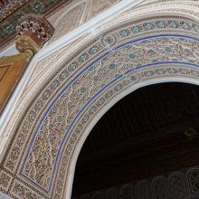 アーチ部分の透かし彫り、本当に美しいです。