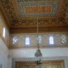 たくさんのステンドグラスが配された第一夫人の部屋。