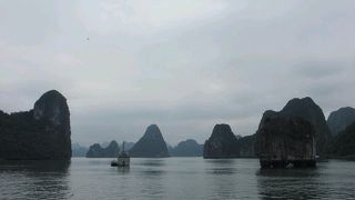 ハロン湾クルーズ-奇岩の中をゆく