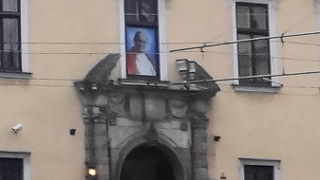 宮殿入口には大司教様の写真が飾ってあります！