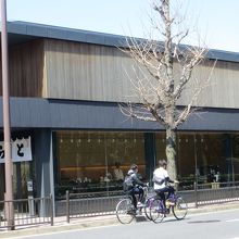 近代的で重厚な建物。