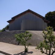 犬島内に点在する建築と一体になった現代美術