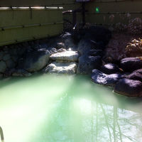 こちらも露天風呂「森乃精」。エメラルドグリーンのにごり湯です