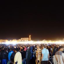 屋台の照明で明るくなっているのが広場中心。