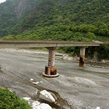 魚が住んでいない川。水質に石灰が混じっているとか。