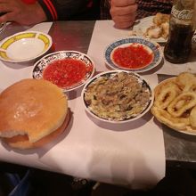 地元の人観光客問わず大人気、常に満席の屋台です。