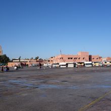 朝のフナ広場はとても静か。