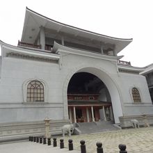 古い本堂を覆うコンクリートの建物