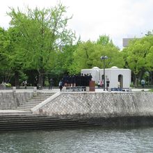 川の向こう側では、原爆ドームをバックに記念撮影です。