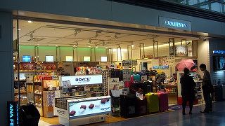 旅行用品やお土産が充実