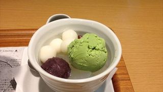 この抹茶あんみつですね、抹茶味のアイスクリームとあずきを混ぜて食べると絶妙な味わいとなります。
