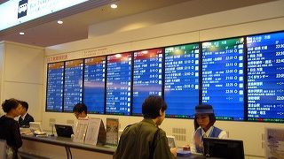 税関抜けて直ぐにチケット販売所があります