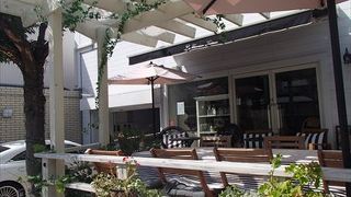 季節の良い時には、テラス席でお得なセットメニューを食べてみてください。