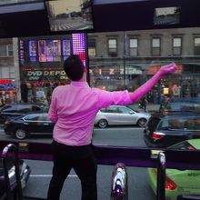 バスの中で踊るMC