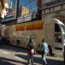 観客が乗車するバス。天井と反対側はガラス張り。