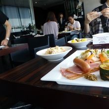 ビュッフェ料理と飲み物コーナーの間がちょっと狭いです．