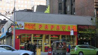 老舗ホットドッグスタンド、トロピカルジュースも美味しい。