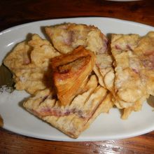 「紅芋のてんぷら」　サービスで頂ました。