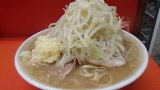 いつも行列を作るお店で、リーズナブルな価格にて、大盛り野菜と大盛りニンニク、さらには、大盛り麺を食べれます。