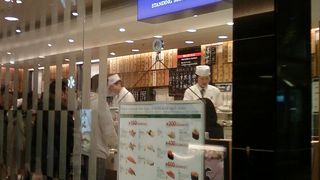 いつも人気の立ち食いすし屋さん。