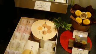 ショーケースは小さいけれどいろいろとそろいますよ。