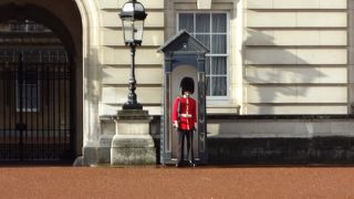 衛兵交代パレードが行われる日は事前にチェック要！