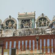 ガートの建物にヒンズーの神々の彫刻があります。